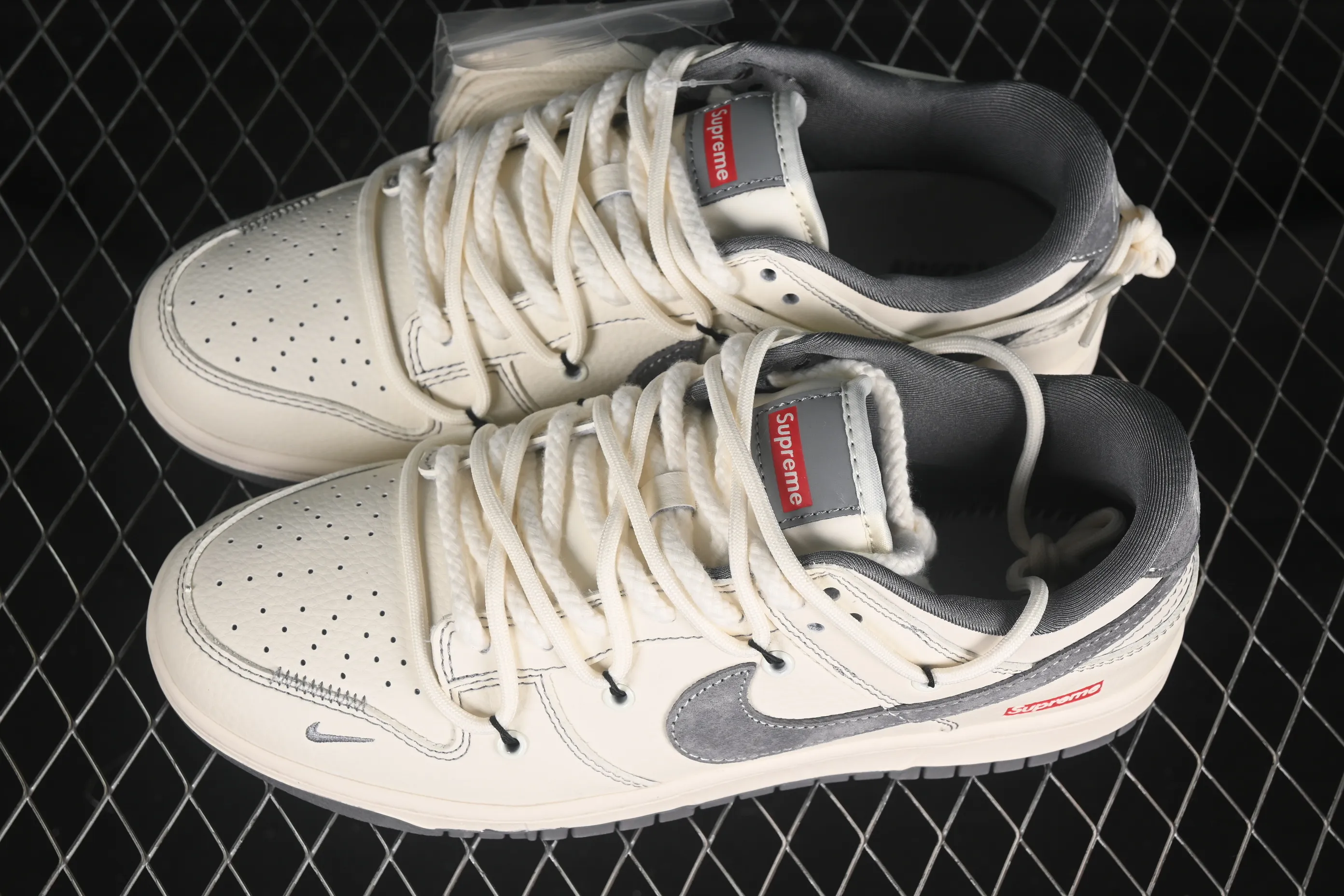 All Categories Nk SB Dunk Series Nk SB Dunk Low High-end Customized Low-top Shoes Nike SB Dunk Low Sup Series Strap Beige and Gray Hook Anniversary High-end Customized Low-top Casual Shoes YX5066-281